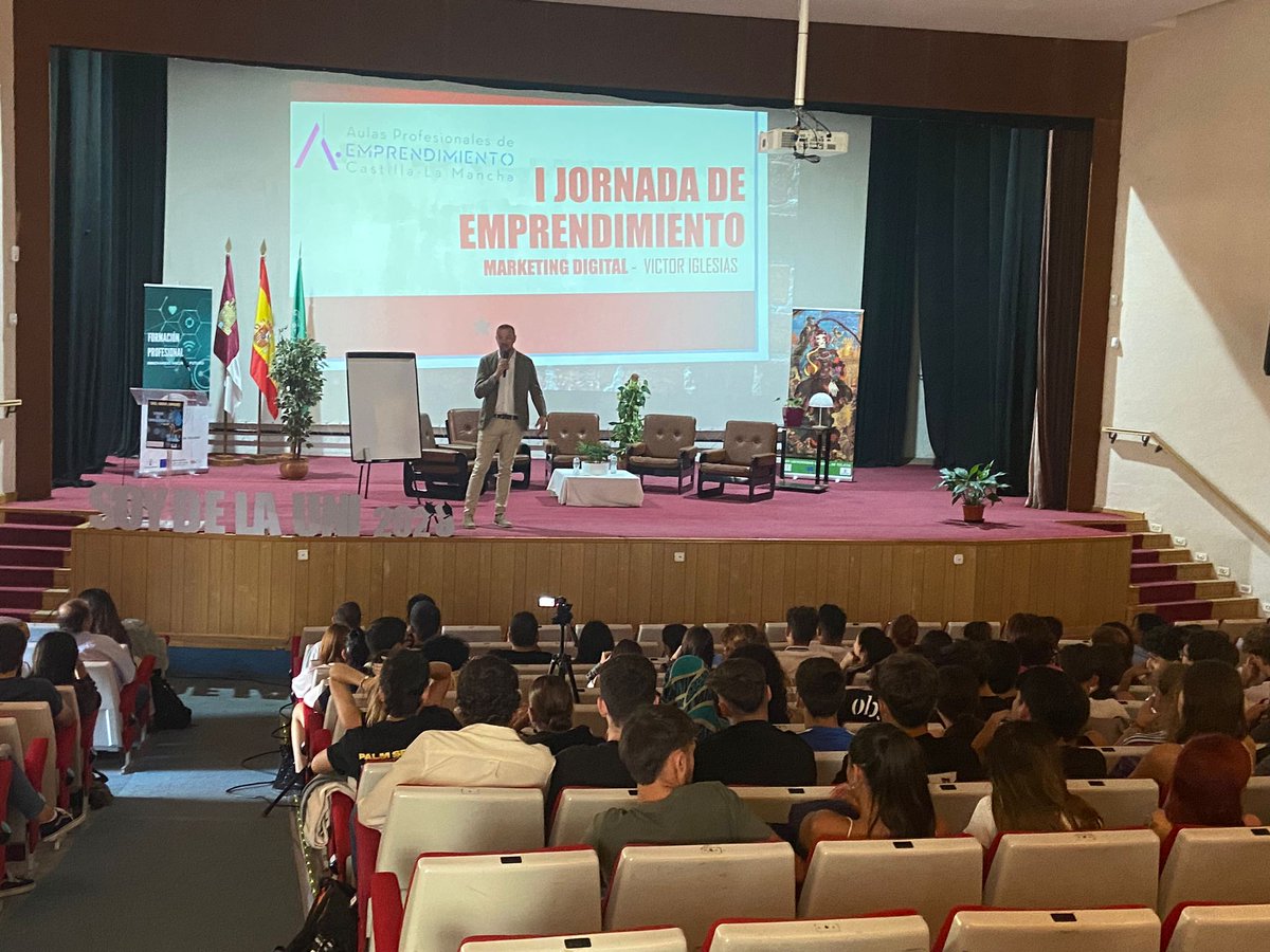 ulaboral's tweet photo. Tercer día de la Jornada de Emprendimiento dedicado a la tecnología: Transformación y Marketing Digital con @juan_pedreno y @trujebat seguimos aprendiendo con los mejores #apesclm #fp #soydelauni 💚 #sembrando ☘️🌿☘️🌿🌿 https://t.co/7Tr5PS8BXq