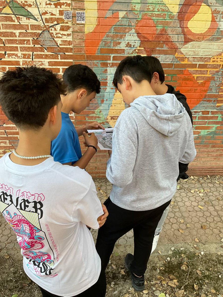 IesMora's tweet photo. Los alumn@s de 3 de Diversificación han realizado una gincana por el instituto y sus espacios de alrededor en la que hemos aplicado los aprendizajes relacionados con las coordenadas geográficas, paralelos, meridianos y escalas. Una "Sda" en un contexto real y motivador https://t.co/tXl8kVYpEL