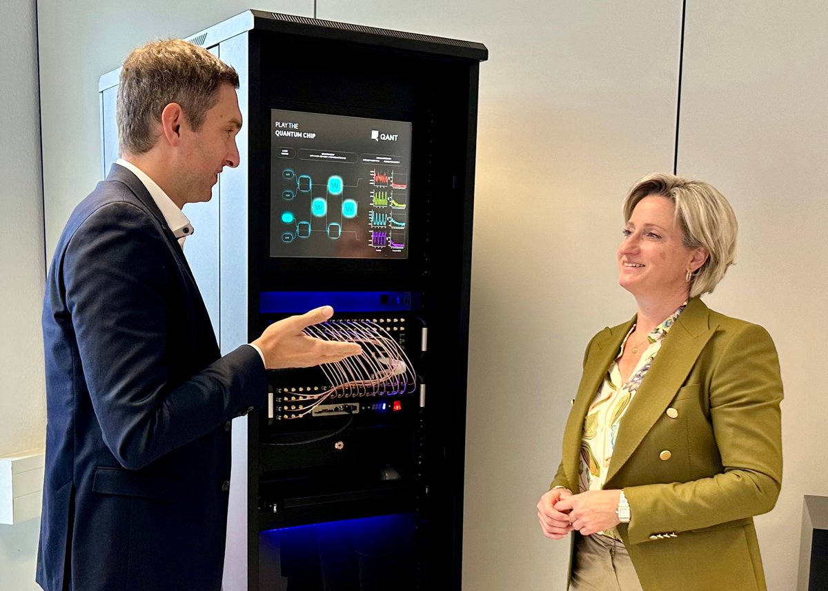 MichaelFortsch's tweet photo. Thank you for paying a visit to our office, Fr. Dr. Hoffmeister-Kraut! To display our current developments, we live  demonstrated the Q.ANT #magnetometer and #QuantumComputing laboratory. #TheFutureIsTech #MinisterOfEconomics #TheLänd https://t.co/bOFGNVeuvG