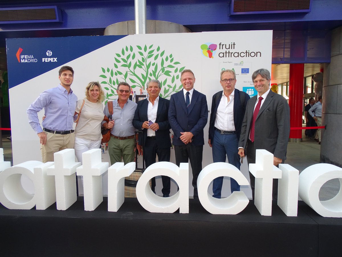 ItalyinSpain's tweet photo. Missione del Ministro Lollobrigida in #Spagna. Visita alla fiera @FruitAttraction a @IFEMA di #Madrid, appuntamento internazionale di grande rilevanza per il settore ortofrutticolo🍎🥝🍋
Record di presenze 🇮🇹 con 68 aziende presso la collettiva @ITAtradeagency e 212 in totale. 👏 https://t.co/4xZdCay4L5