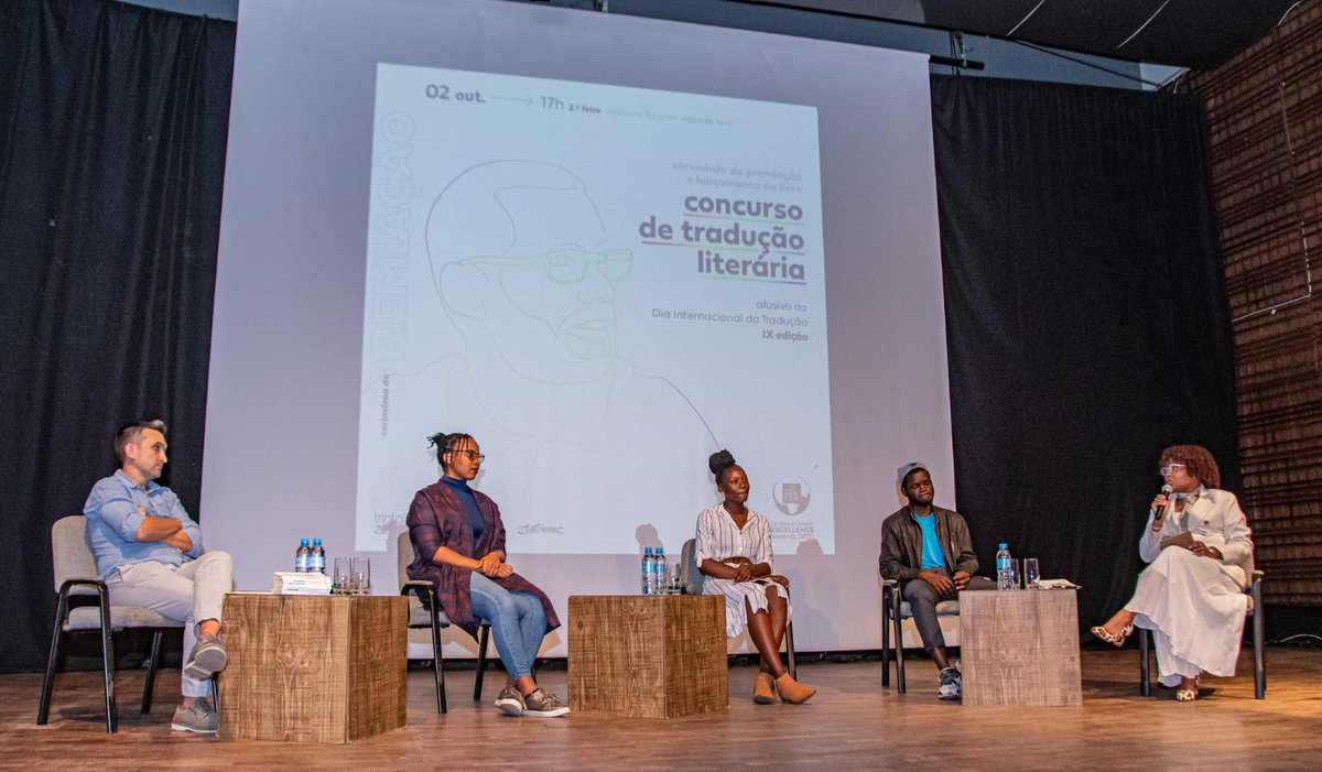 TrintaZero's tweet photo. A nossa fundadora @SMTraducoes a moderar o debate sobre #tradução de contos #LGBTQ de @lawrenceschimel para as línguas moçambicanas.

#DIT2023 #Maputo #concurso https://t.co/iky0EghblP