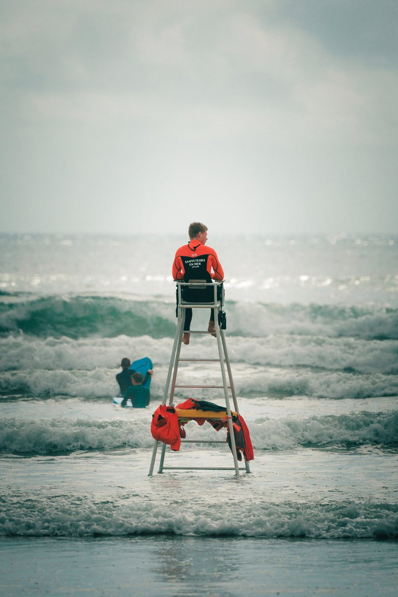 #LeSaviezVous 🤔 La #SNSM est une #association reconnue d'utilité publique 🛟 Ses missions : sauver des vies de la plage au large, former les #SauveteursenMer, contribuer aux missions de #SécuritéCivile 🌊 Aussi, son action préven­tive auprès des usagers de la mer est continue ⚓️