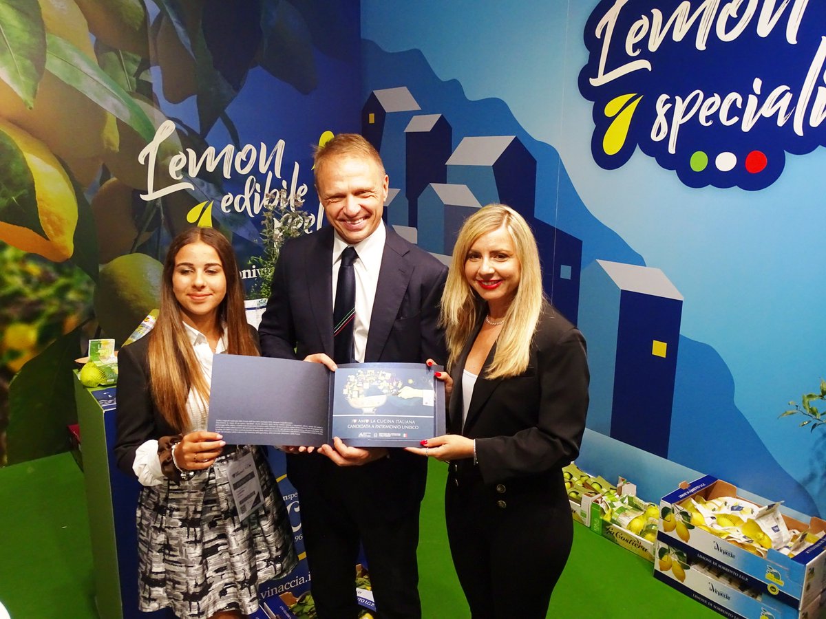 Italy in Spain (@italyinspa) on Twitter photo Missione del Ministro Lollobrigida in #Spagna. Visita alla fiera <a href="/FruitAttraction/">Fruit Attraction</a> a <a href="/IFEMA/">IFEMA MADRID</a> di #Madrid, appuntamento internazionale di grande rilevanza per il settore ortofrutticolo🍎🥝🍋
Record di presenze 🇮🇹 con 68 aziende presso la collettiva <a href="/ITAtradeagency/">Italian Trade Agency</a> e 212 in totale. 👏 Missione del Ministro Lollobrigida in #Spagna. Visita alla fiera <a href="/FruitAttraction/">Fruit Attraction</a> a <a href="/IFEMA/">IFEMA MADRID</a> di #Madrid, appuntamento internazionale di grande rilevanza per il settore ortofrutticolo🍎🥝🍋
Record di presenze 🇮🇹 con 68 aziende presso la collettiva <a href="/ITAtradeagency/">Italian Trade Agency</a> e 212 in totale. 👏