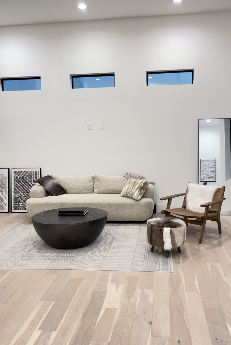 MaeTheRealtor's tweet photo. Check out this Modern Townhouse✨
▫️3 Bed 
▫️3.5 Bath 
▫️2,199 Square feet
▫️Gated community + 2 Car Garage https://t.co/ljZfplU6xQ