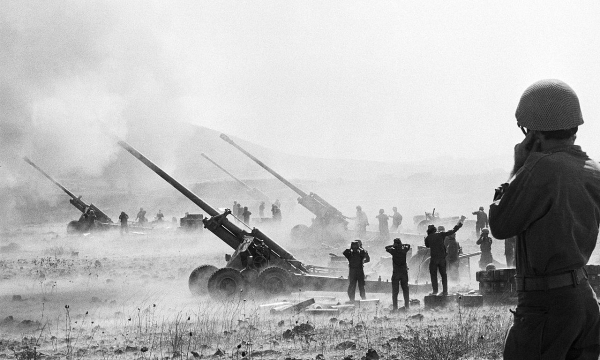 فيه شوية أرقام حصلت في اللحظات الأولى على الجبهة المصرية في حرب 1973 مدهشة وغير مسبوقة في تاريخ الحروب.
مثلا في الثواني الأولى من الحرب فتحت أكتر من 2000 مدفع مصري نيرانهم على المواقع الإسرائيلية في سيناء وخلال 53 دقيقة ضربوا 10 آلاف و500 قذيفة بمعدل 175 قذيفة في الثانية الواحدة!