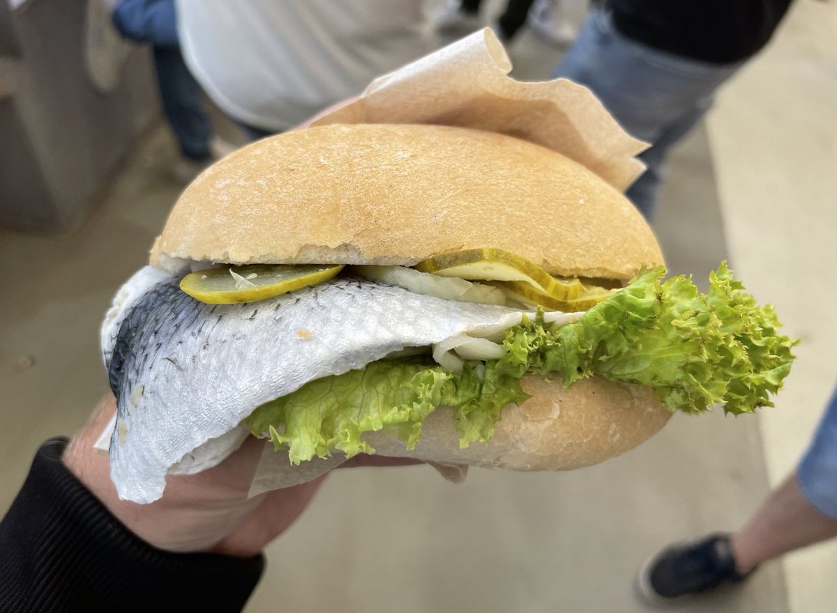 FootyScran's tweet image. Fischbrötchen (fish in a bun) at RB Leipzig (@RBLeipzig_EN @RBLeipzig ) 

💶 €4.70 (£4)