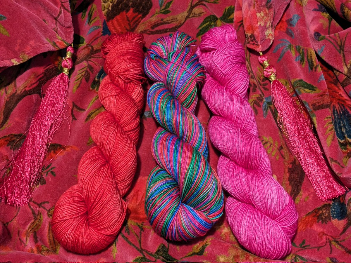 I've put a new listing up in my shop for 'Companion' yarns (a tonal/ solid color skein to go with one of my multicolored skeins). Here are 2 tonal pretties in 'China Red' and 'Orchid' to go with my 'Depression Robe' yarn. 🧶🏴‍☠️🖤
#ladypurl #indiedyer #OFMD #handdyedyarn