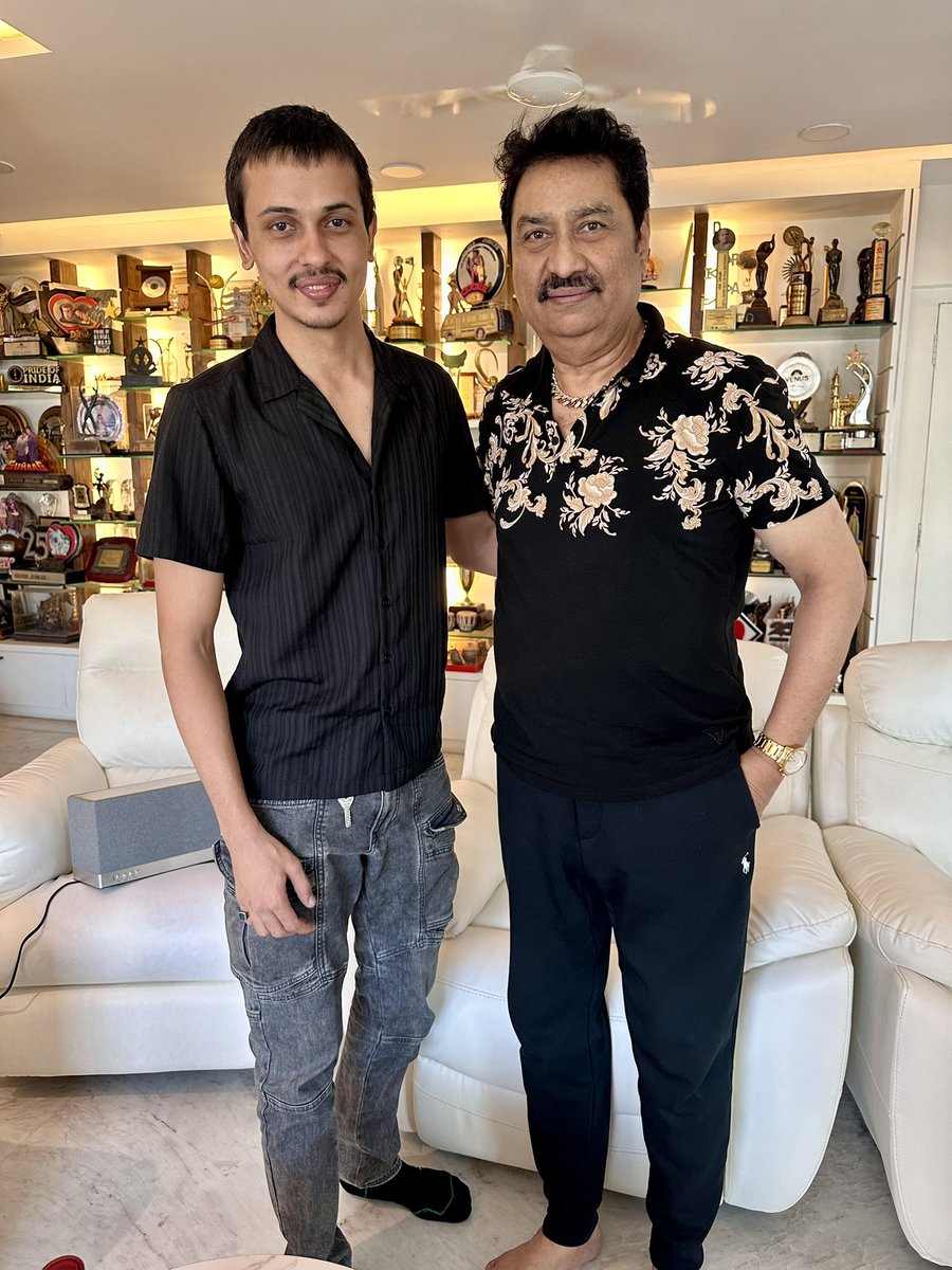 PanghalMusic's tweet photo. With legendary @KumarsanuTc #kumarsanu sir…pleasure metting you sir❤️🙏🏻✨ love you.. https://t.co/07iK5CprHn