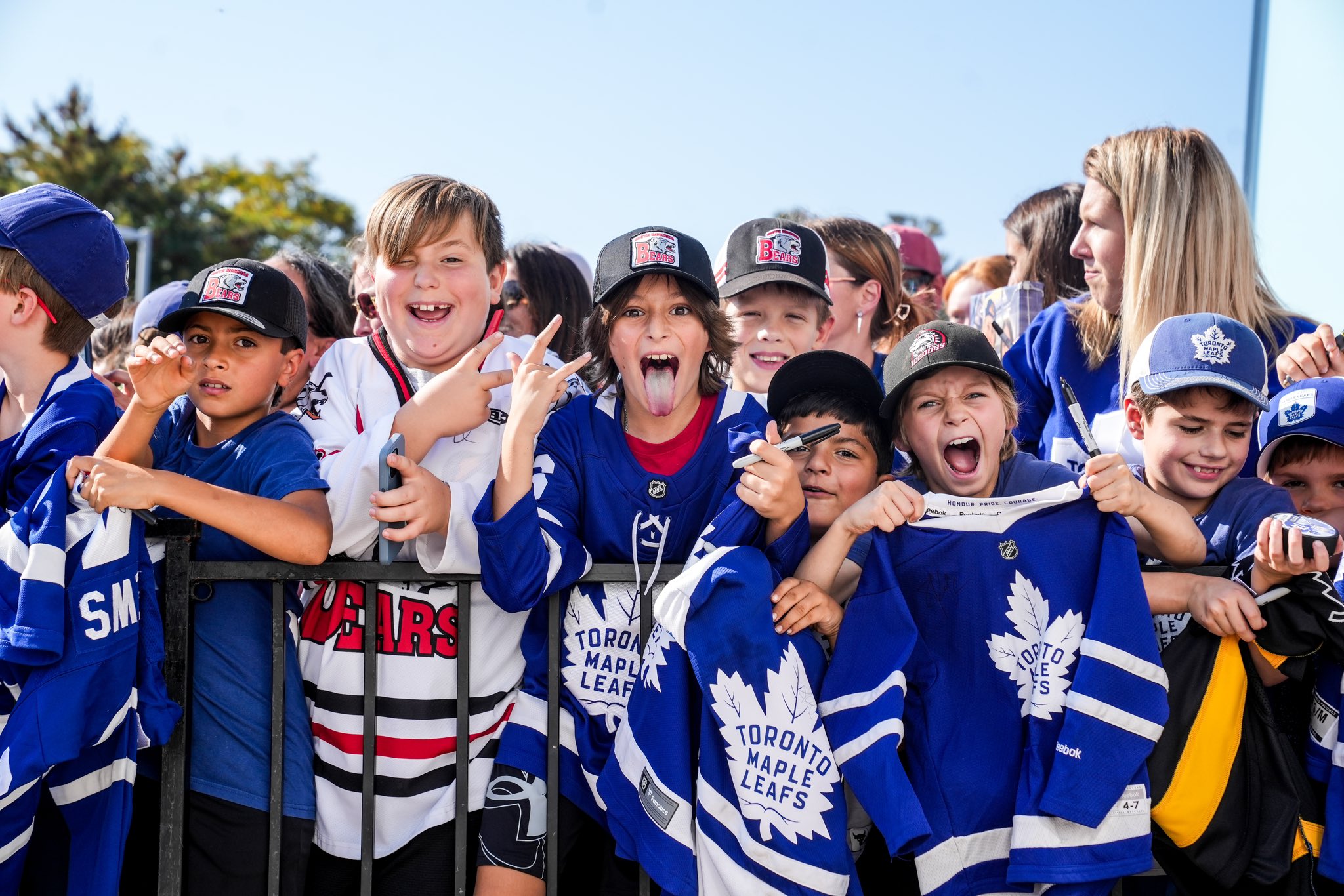 Toronto Maple Leafs draw hundreds to Gravenhurst arena