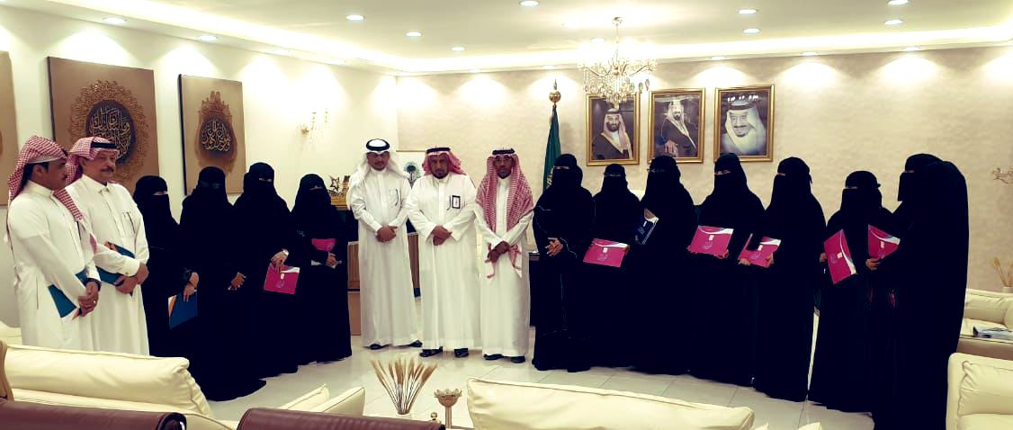 MOE_JDH's tweet photo. المدير العام ومساعدوها يزورون مقرات مكاتب التعليم بجدة،ويلتقون بمديريها ومساعديهم ،والمشرفين والمشرفات، ويقدمون لهم التهنئة وشهادات الشكر والتقدير بمناسبة #اليوم_العالمي_للمعلم 
#تعليم_جده https://t.co/PeN9iJVQkK