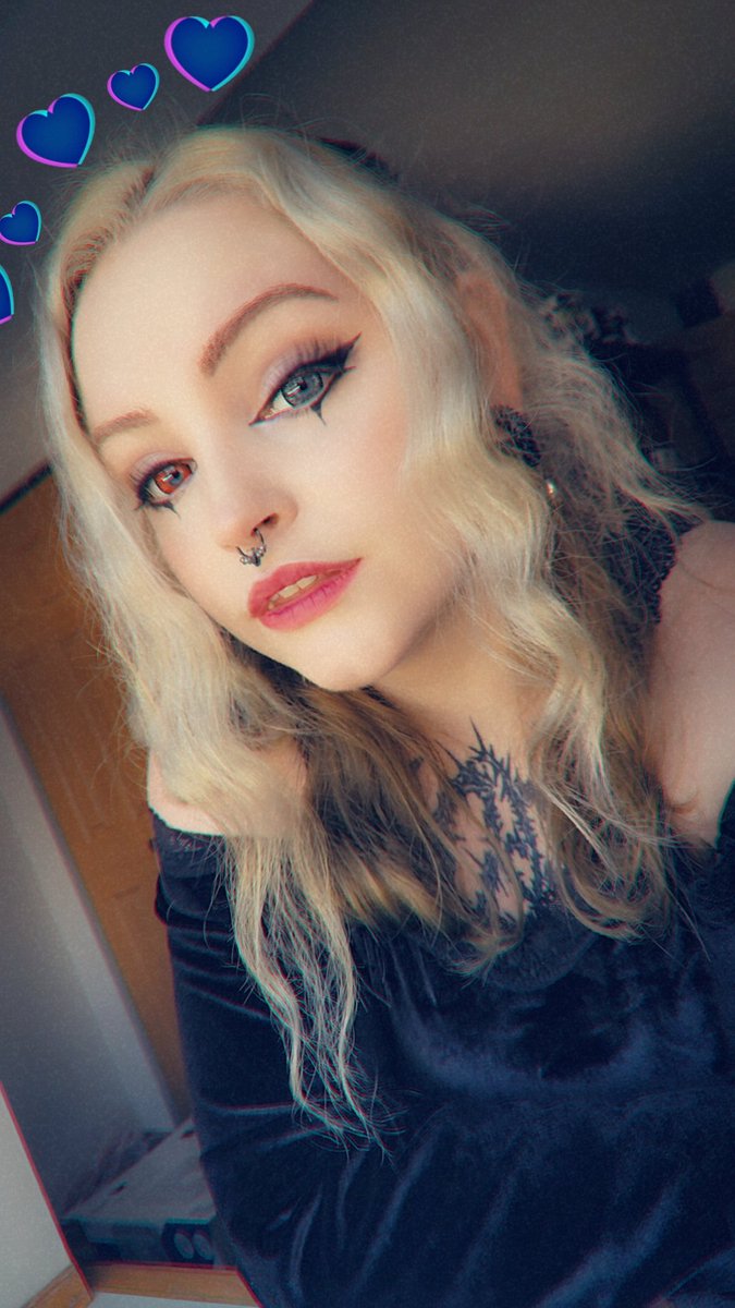 LilithRoseDecay's tweet photo. Fun shoot done today for spooky month! #photography #witchy #model #spookymonth https://t.co/3Cw5dxp4BE