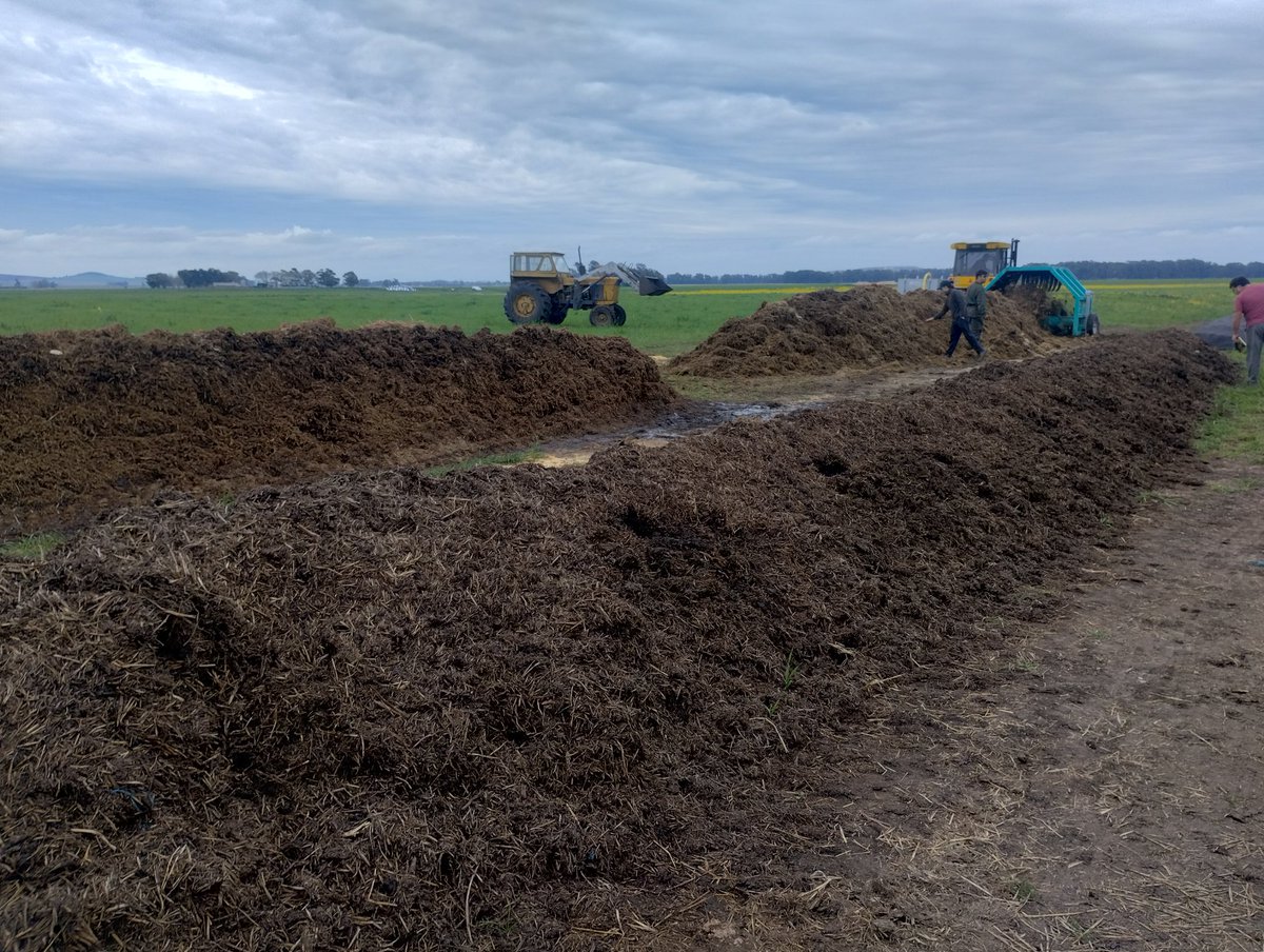Ayer hicimos una excelente recorrida con la comunidad de sistemas agricolas sostenibles de <a href="/crea_arg/">CREA</a>. 
Estuvimos en el campo de Sean Cameron y en lo de <a href="/lmpiatti/">Luis M. Piatti</a>, intercambiando sobre como buscan la sostenibilidad.
#juntossabemosmas