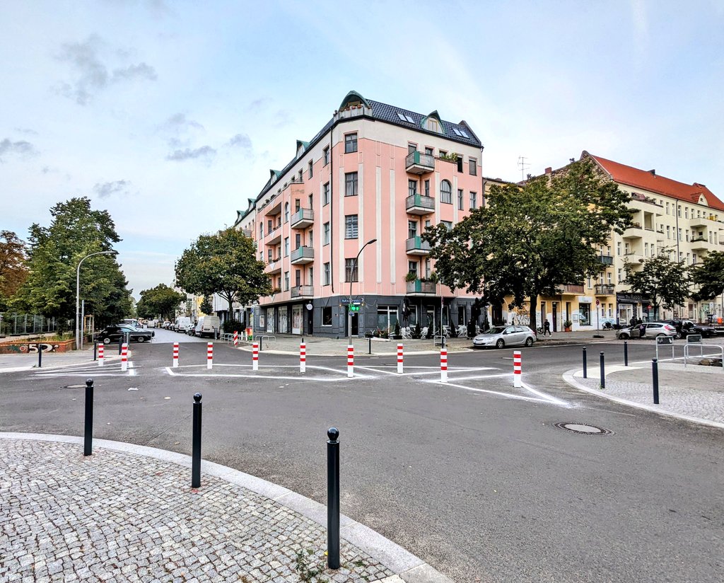 Juhuuuuu, da ist er endlich, der vierte Modalfilter im #Kiezblock #Bellermannkiez! 😍 #Pollerliebe #Verkehrswende <a href="/weddingweiser/">Weddingweiser 👑 (legacy-account)</a> <a href="/almut_neumann/">Almut Neumann</a>