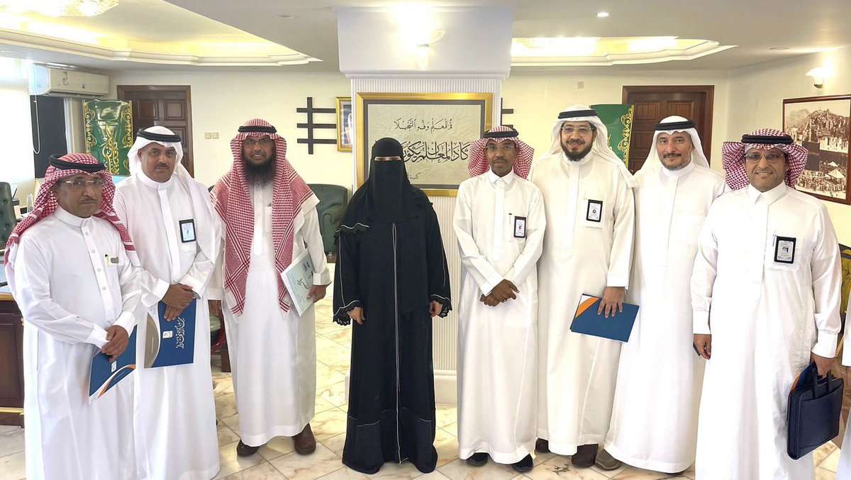 MOE_JDH's tweet photo. بمناسبة #اليوم_العالمي_للمعلم ..
المدير العام ومساعدوها يزورون مقرات مكاتب التعليم بجدة،ويلتقون بمديريها ومساعديهم ،والمشرفين والمشرفات، ويقدمون لهم التهنئة وشهادات الشكر والتقدير.

#تعليم_جده https://t.co/Hh30tVb925