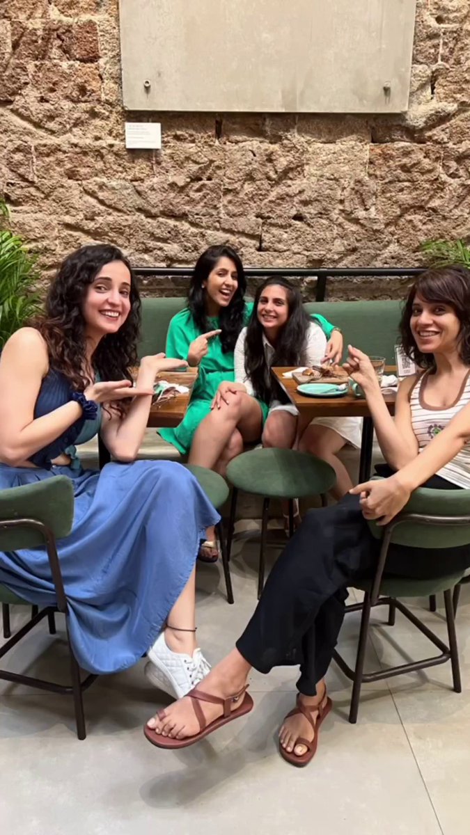 wannabe_rps's tweet image. Them🥹❤

Khushi with Arnav, Akash and Shyam's real life wives😭Missing Anjali Di🥺

They really set some goals huh🤧Can't believe it's the last pow wedding😭need to watch ipk again...It's been 3 hours😔

#SanayaIrani #IPKKND #FriendshipGoals