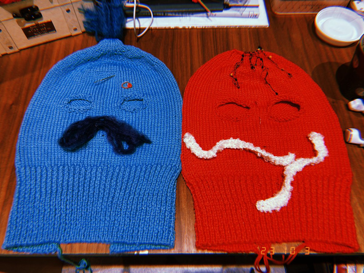 iamtokusho999's tweet photo. 覆面コンビ #インチとセンチ の目出し帽、じわじわ成長中。今日のおさんじは #piilo さんのいちじくタルトでした。最後の一個食べる幸せ。 https://t.co/2fJPSnm0Vw