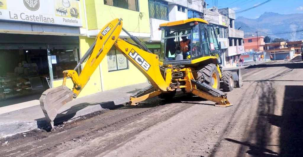 ObrasQuito's tweet photo. 💪 #RehabilitaciónVial | Mejoramos la movilidad de nuestros queridos vecinos de #Aymesa 💪
Continuamos con la excavación y nivelación de la calle #FabiánVásquez, desde Alonso de Villanueva hasta Miguel Ángel Casares.
#QuitoRenace https://t.co/N6WkF3WkbD