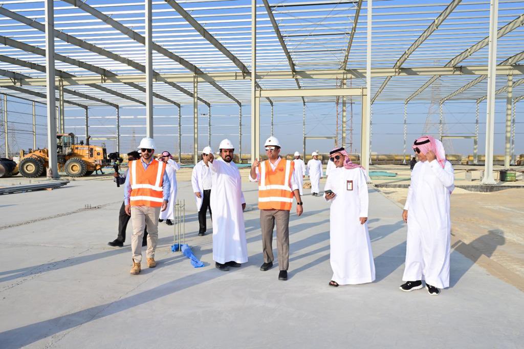 RCJY_Jubail's tweet photo. تفقد الرئيس التنفيذي
 د. أحمد آل حسين 
من خلال جولة ميدانية أبرز مستجدات أعمال مشروع شركة سنام لتجميع سيارات الركاب @SaudiSnam 
 والذي يعد الأول من نوعه على مستوى المملكة لتجميع السيارات و تحتضنه مدينة #الجبيل_الصناعية حيث كان في  استقباله الرئيس والمدير التنفيذي لشركة 
د. فهد الدهيش .