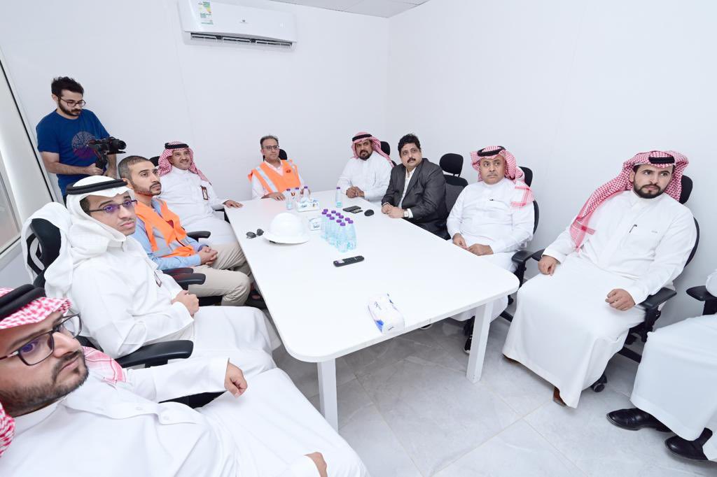 RCJY_Jubail's tweet photo. تفقد الرئيس التنفيذي
 د. أحمد آل حسين 
من خلال جولة ميدانية أبرز مستجدات أعمال مشروع شركة سنام لتجميع سيارات الركاب @SaudiSnam 
 والذي يعد الأول من نوعه على مستوى المملكة لتجميع السيارات و تحتضنه مدينة #الجبيل_الصناعية حيث كان في  استقباله الرئيس والمدير التنفيذي لشركة 
د. فهد الدهيش .