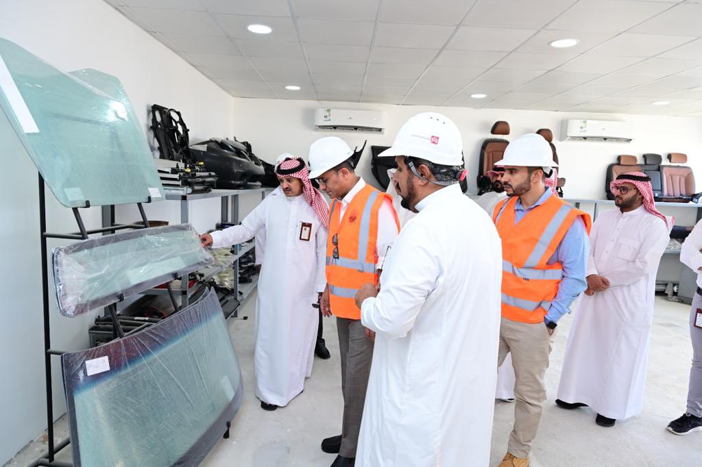 تفقد الرئيس التنفيذي
 د. أحمد آل حسين 
من خلال جولة ميدانية أبرز مستجدات أعمال مشروع شركة سنام لتجميع سيارات الركاب <a href="/SaudiSnam/">شركة سنام لصناعة المركبات</a> 
 والذي يعد الأول من نوعه على مستوى المملكة لتجميع السيارات و تحتضنه مدينة #الجبيل_الصناعية حيث كان في  استقباله الرئيس والمدير التنفيذي لشركة 
د. فهد