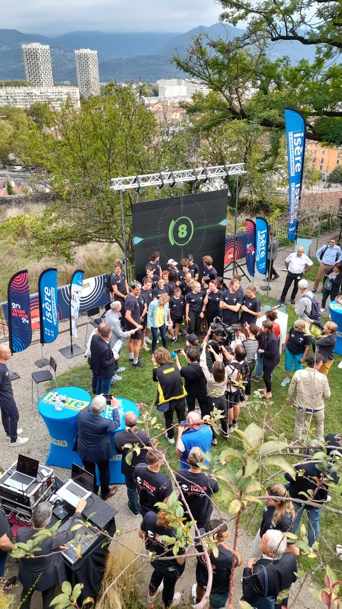 CDIsere's tweet photo. Les coureurs de l'#EAG38, encouragés par nos athlètes ambassadeurs, sont partis pour la 1re étape de Relais Isère Terre de Jeux : Rdv dimanche à l'Ekiden de Grenoble...
