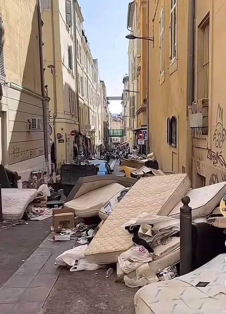 MoMegdadi's tweet photo. بعد انتشار حشرة البق في بيوت الفرنسيين العلمنج  أخذوا برمي أثاثهم في الطرقات.
الصورة من مرسيليا.
وتعد فرنسا العلمانية من أقذ.....ر دول العالم، وهناك مثل انجليزي يقول :

لو كانت أوروبا منزﻻ ، فبريطانيا هي البهو ، وايطاليا هي المطبخ ، وفرنسا هي المرحاض.
#وهم_العلمانية https://t.co/73ItqygH9R
