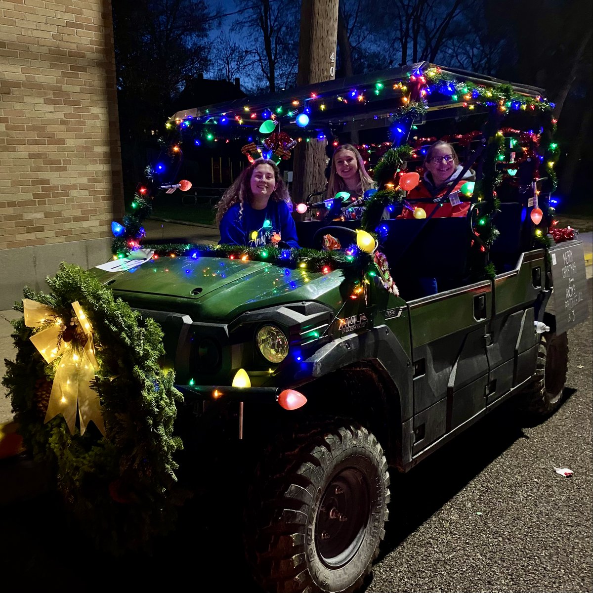 The Holiday Parade of Lights is November 24th in downtown Washington. Sign up now to participate! 

events@downtownwashmo.org