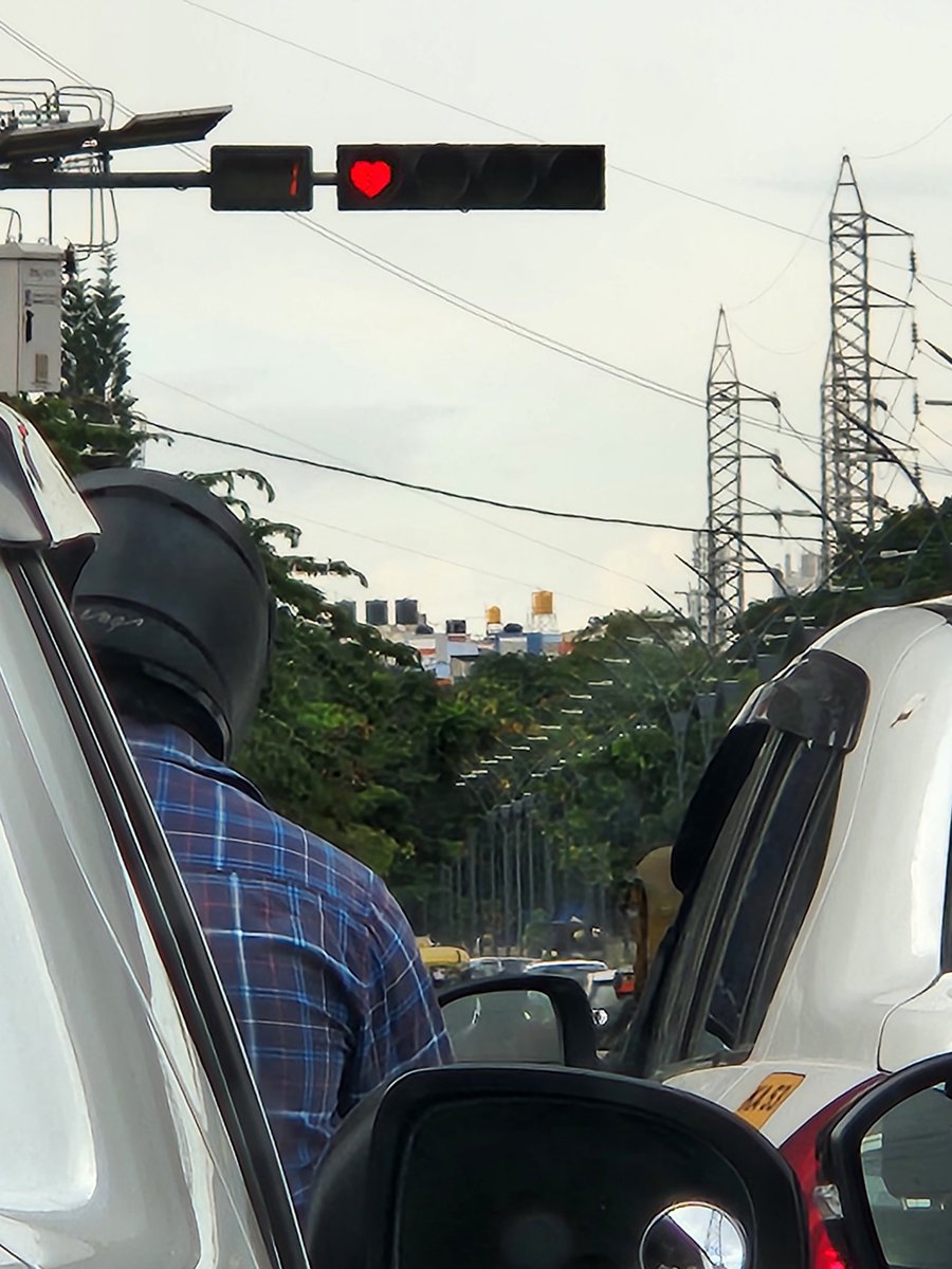 ssuvasant's tweet photo. Meanwhile red signal in #hsr #Bangalore #heart https://t.co/tF5U8294e0