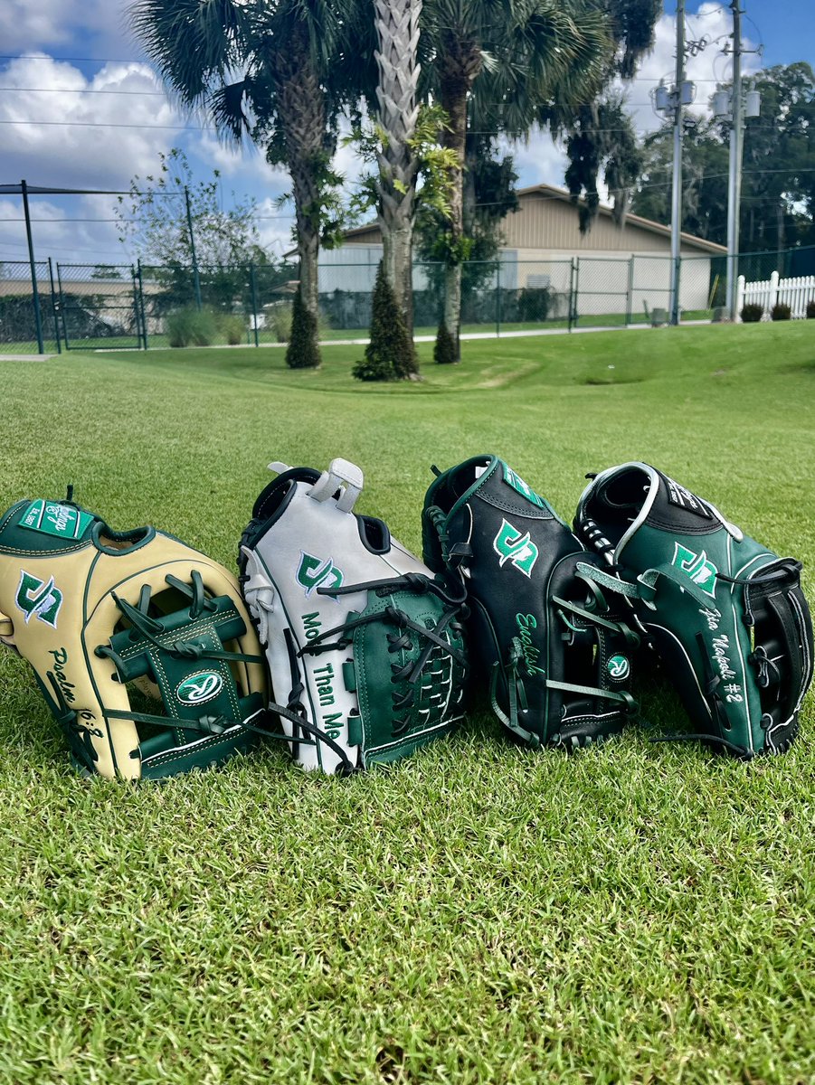 StetsonSoftball's tweet photo. New Leather Looks. 🤩

#Ubuntu | @StetsonHatters https://t.co/dt6v6gKkBo