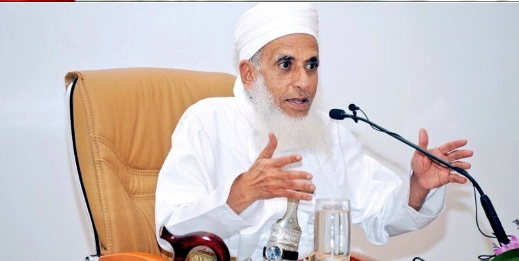 الشيخ #أحمد_الخليلي حفظه الله 
إن من الضرورة بمكان أن يدخل في المناهج الدراسية #تعليم_فن_التعامل مع الناس، لا سيما مناهج التربية الإسلامية، لينشأ المسلم منذ طفولته لطيف المعشر رقيق الطبع ميالا إلى الإحسان، لا يلقى الناس إلا بوجه منبسط وثغر مبتسم يعم كل كبير بتوقيره وإجلاله..