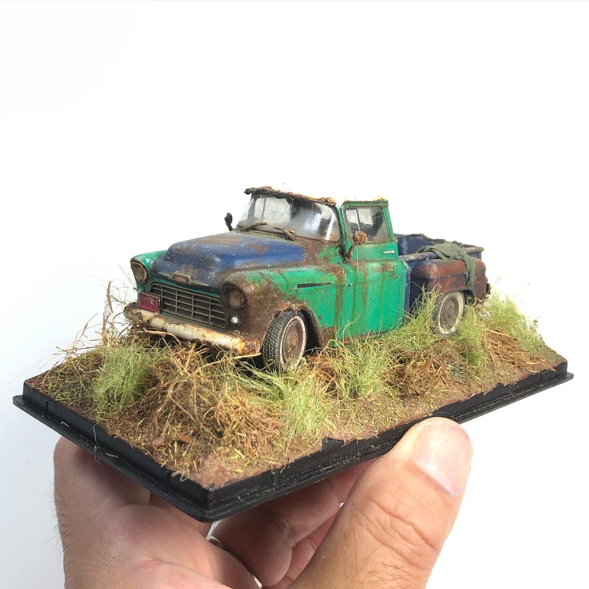 1/43 Abandoned “stilllife” diorama with chevy truck. #chevrolet instagram.com/p/Cx-6H9Fp4Dc/…