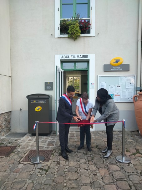 LPNews_IDF's tweet photo. #proximité et #accessibilité grâce à l’ouverture d’un nouveau point de services La Poste agence communale à la @MairieConches. Accédez aux principaux services #LaPoste 📨📦💳 en mairie
Infos pratiques &amp; horaires d'ouverture à retrouver ici 👉 https://t.co/6Iyc4Dv4Cl https://t.co/C8Hm2g7vHK