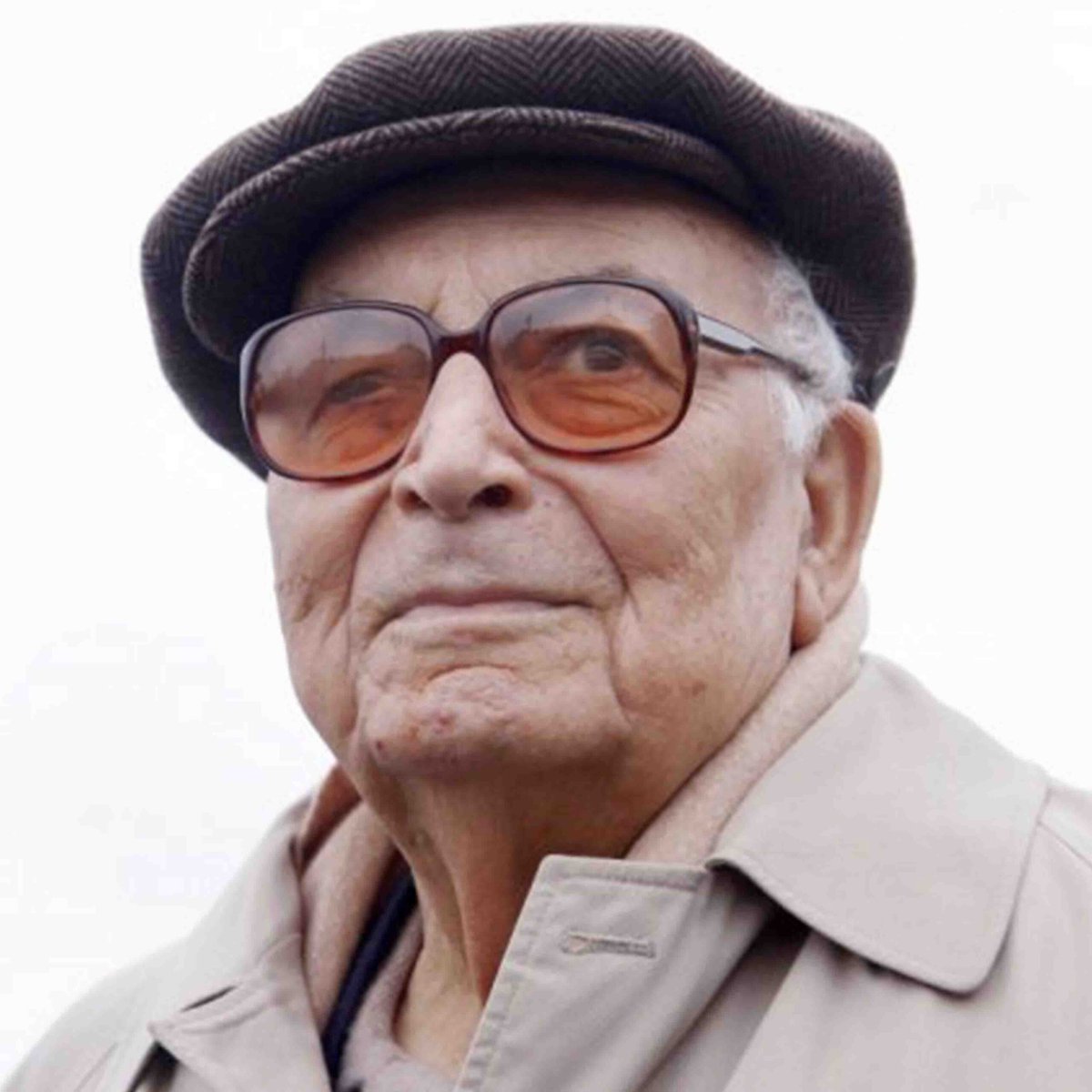 LaboransS's tweet photo. Yaşar Kemal 100 yaşında! 
"Dağın öte yüzü güneşe bakıyormuş çocuklar. De hadi davranın, Güneşle sohbetimiz var. Geç kalmayalım." https://t.co/dYnYq4plim