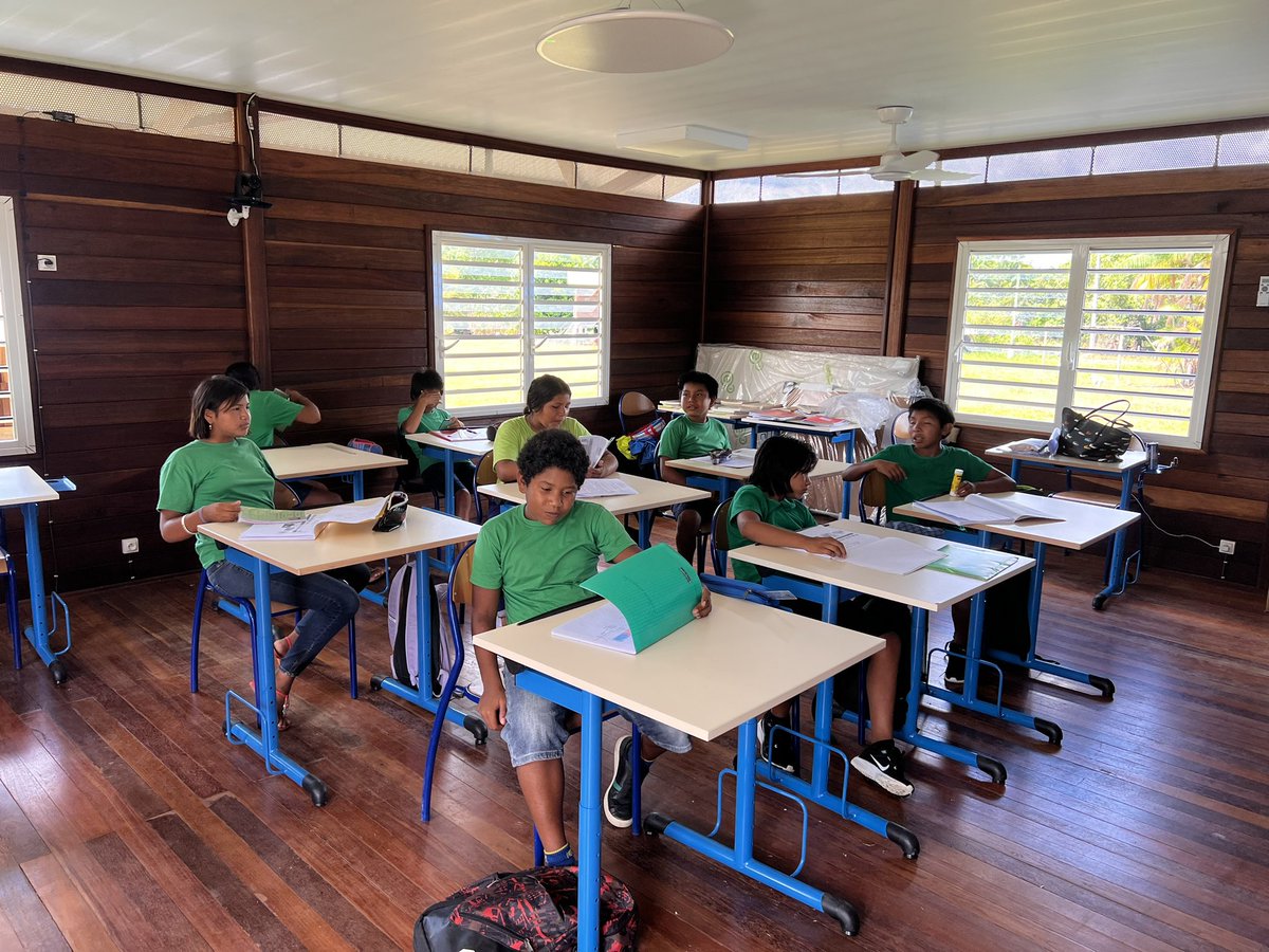 acguyane's tweet photo. #guyaneconnectee | des classes connectées entre elles. C’était la solution pour concrétiser la réponse à la demande des familles inquiètes de devoir scolariser leurs enfants loin d’eux. Le Recteur et les acteurs partenaires ont réussi l’ouverture des classes de 6e dès cette année https://t.co/k2ev9Qa5Oe