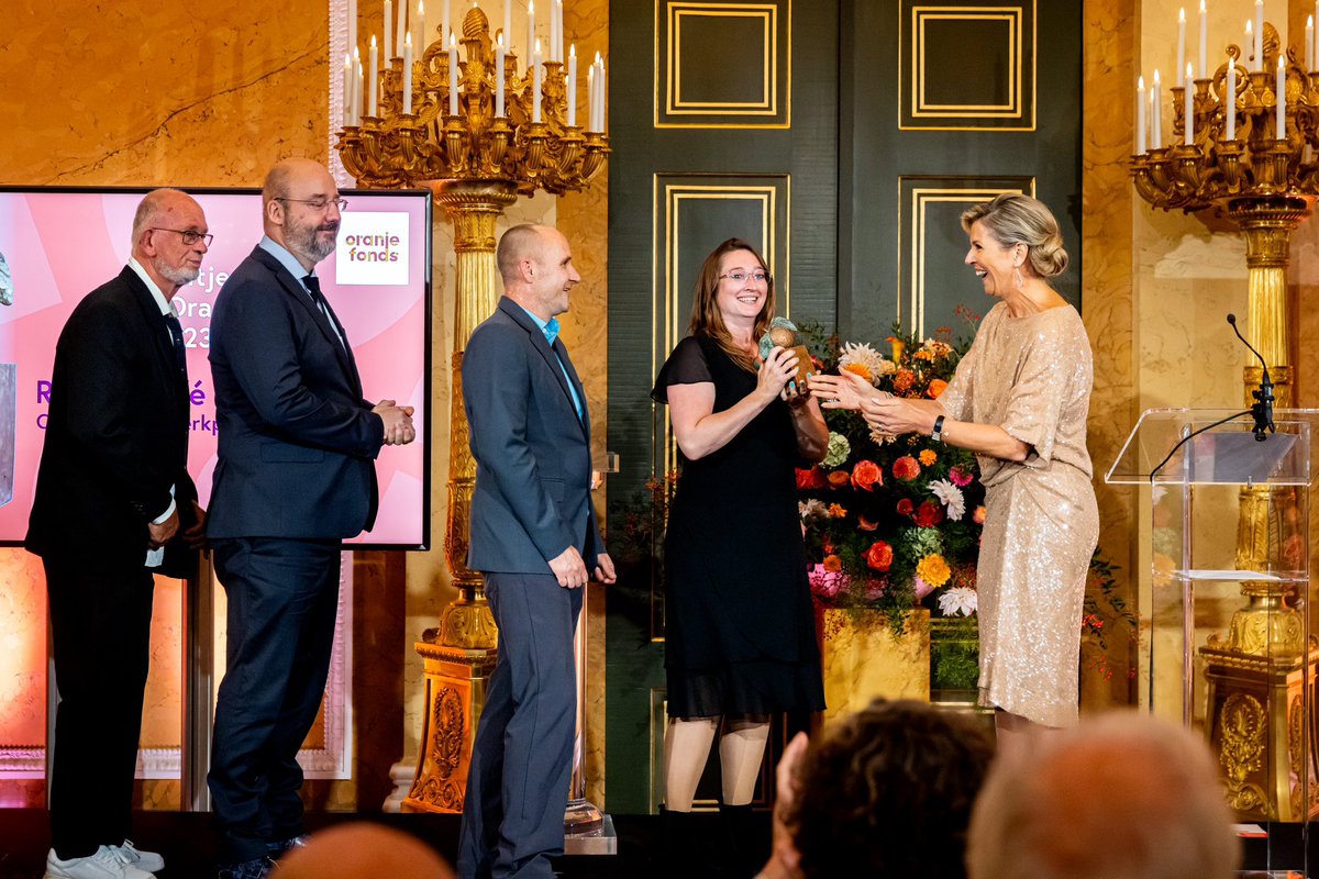 koninklijkhuis's tweet photo. De winnende initiatieven van de Appeltjes van Oranje zijn ‘bruggenbouwers in de buurt’! Koningin Máxima reikt de Appeltjes uit en houdt een toespraak. De Koning en Prinses Beatrix zijn bij de uitreiking van het @oranjefonds op Paleis Noordeinde aanwezig. https://t.co/KMh89tfdoE https://t.co/kb51oMqeX7