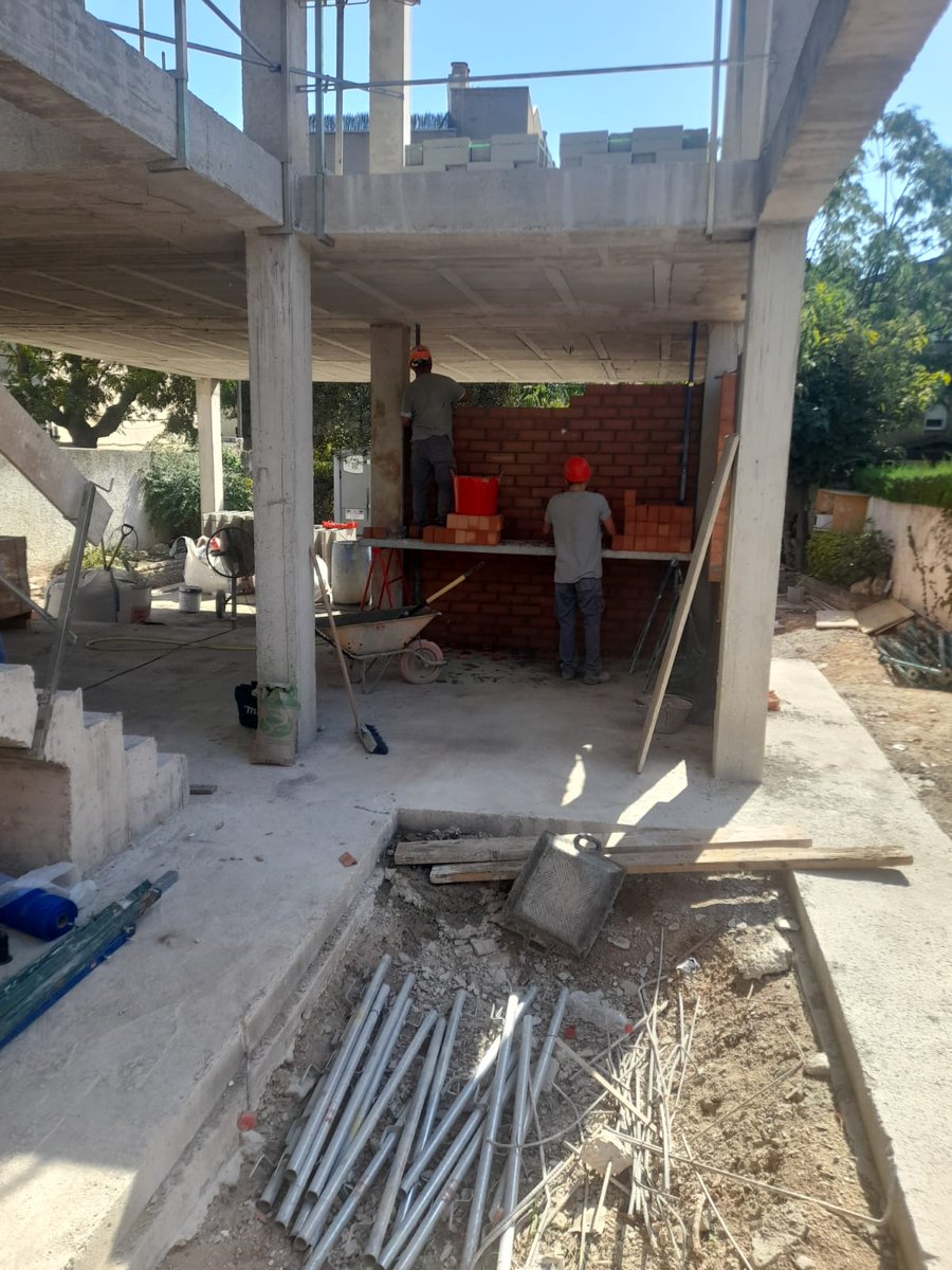 GrupClau's tweet photo. 🏗️ @CBRConstruccio, de Grup Clau, continua amb els treballs al carrer Frederic Soler, de Reus. En aquesta nova fase, hem començat a aixecar les parets d'una casa unifamiliar nova.

#CBRConstruccions #GrupClau #obranova #Reus https://t.co/d0ysY90Ybt