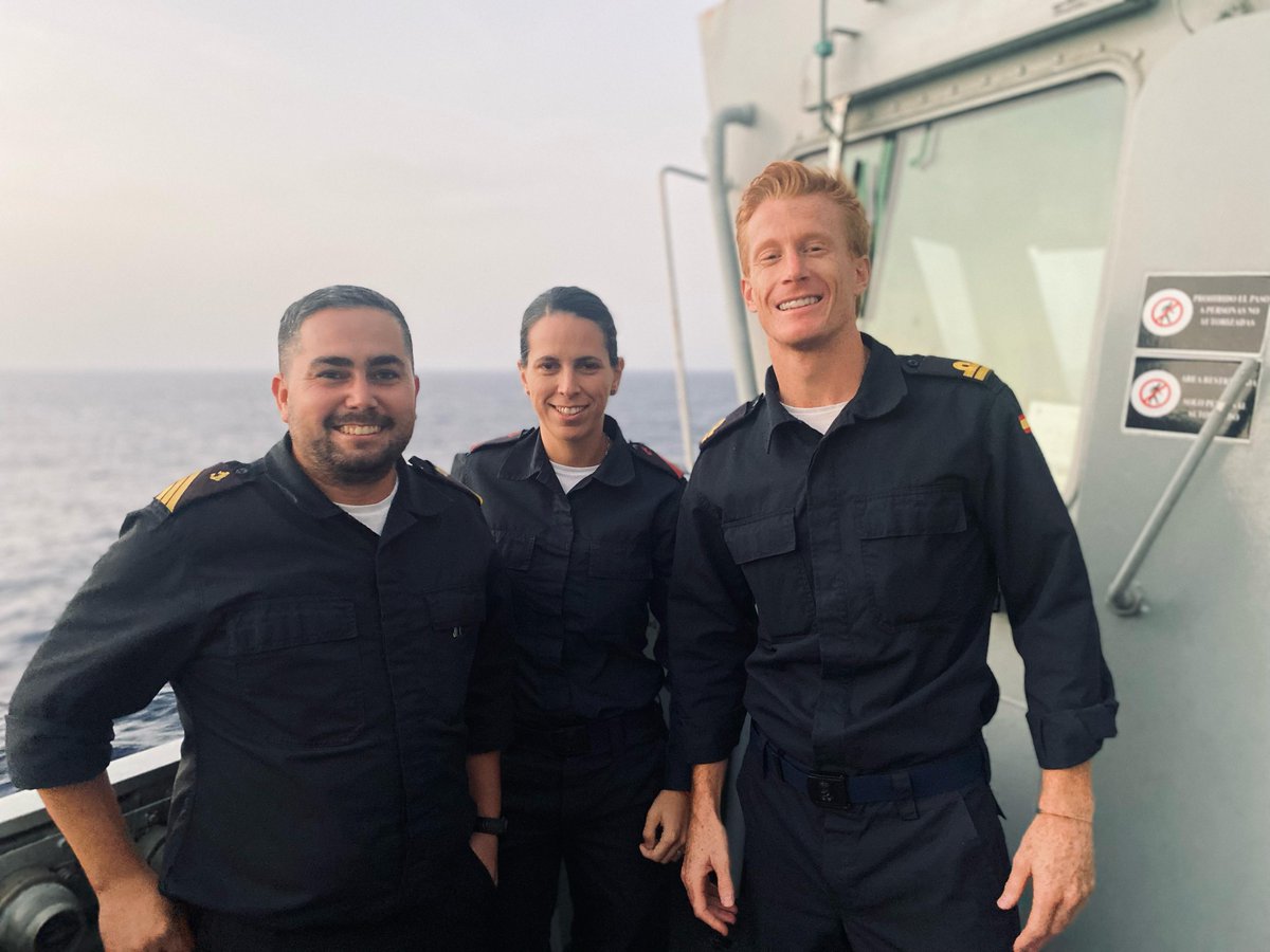 EMADmde's tweet photo. ¿Sabes cuántas personas hay en el puente de un buque de la Armada?
En el del #BAMRayo, 3 son suficientes: el Oficial de Guardia en Puente, el Supervisor de Puente y el Radarista/Timonel.
@Armada_esp #MOPS https://t.co/LQKGguyzYP