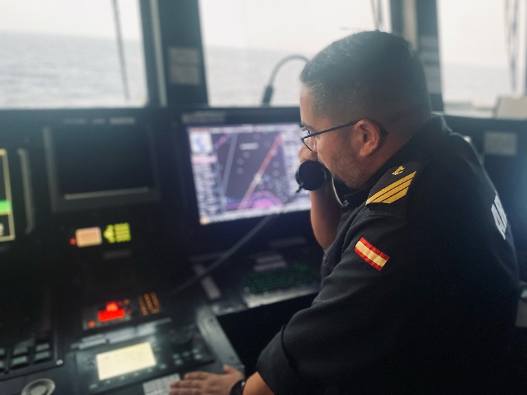EMADmde's tweet photo. ¿Sabes cuántas personas hay en el puente de un buque de la Armada?
En el del #BAMRayo, 3 son suficientes: el Oficial de Guardia en Puente, el Supervisor de Puente y el Radarista/Timonel.
@Armada_esp #MOPS https://t.co/LQKGguyzYP