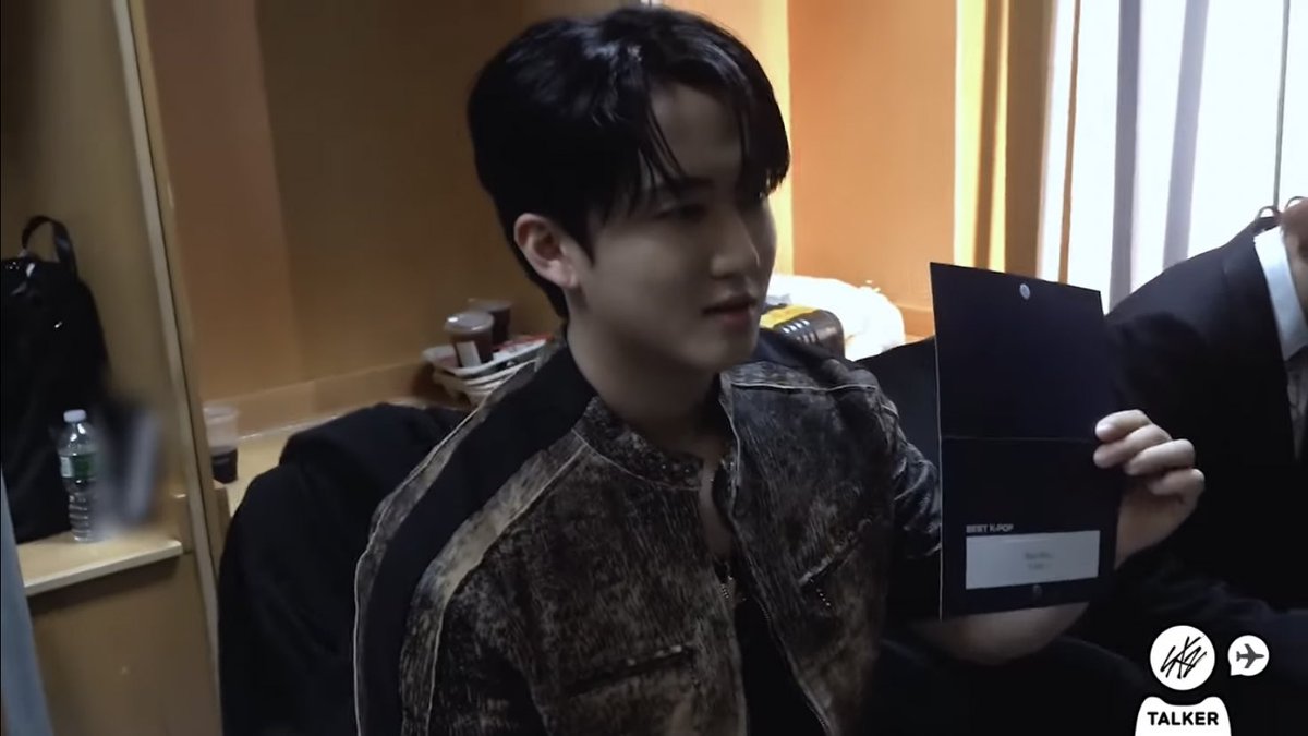 binniekeo's tweet photo. se me caen las lagrimas a changbin le chupaba un huevo el premio físico el andaba feliz con su papelito https://t.co/N7AmdGMZih