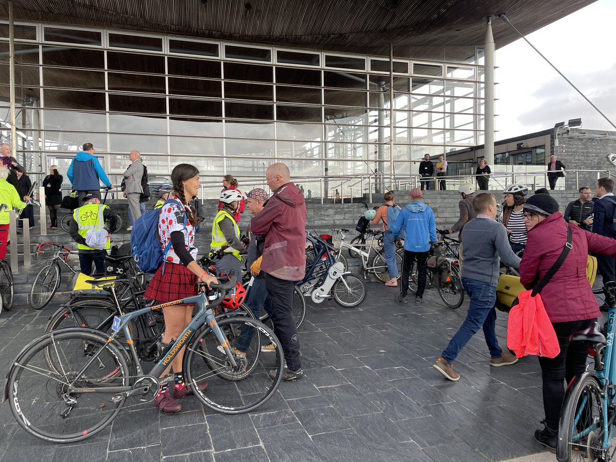👏👏Great turnout on the #Senedd steps for the 10 year anniversary of the active travel act! #activetravel10💚
