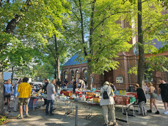 moabitonline's tweet photo. Sozialtrödelmarkt vor der Heilandskirche
#Moabit https://t.co/bC7af4ZIQk https://t.co/kEK21xHBHx