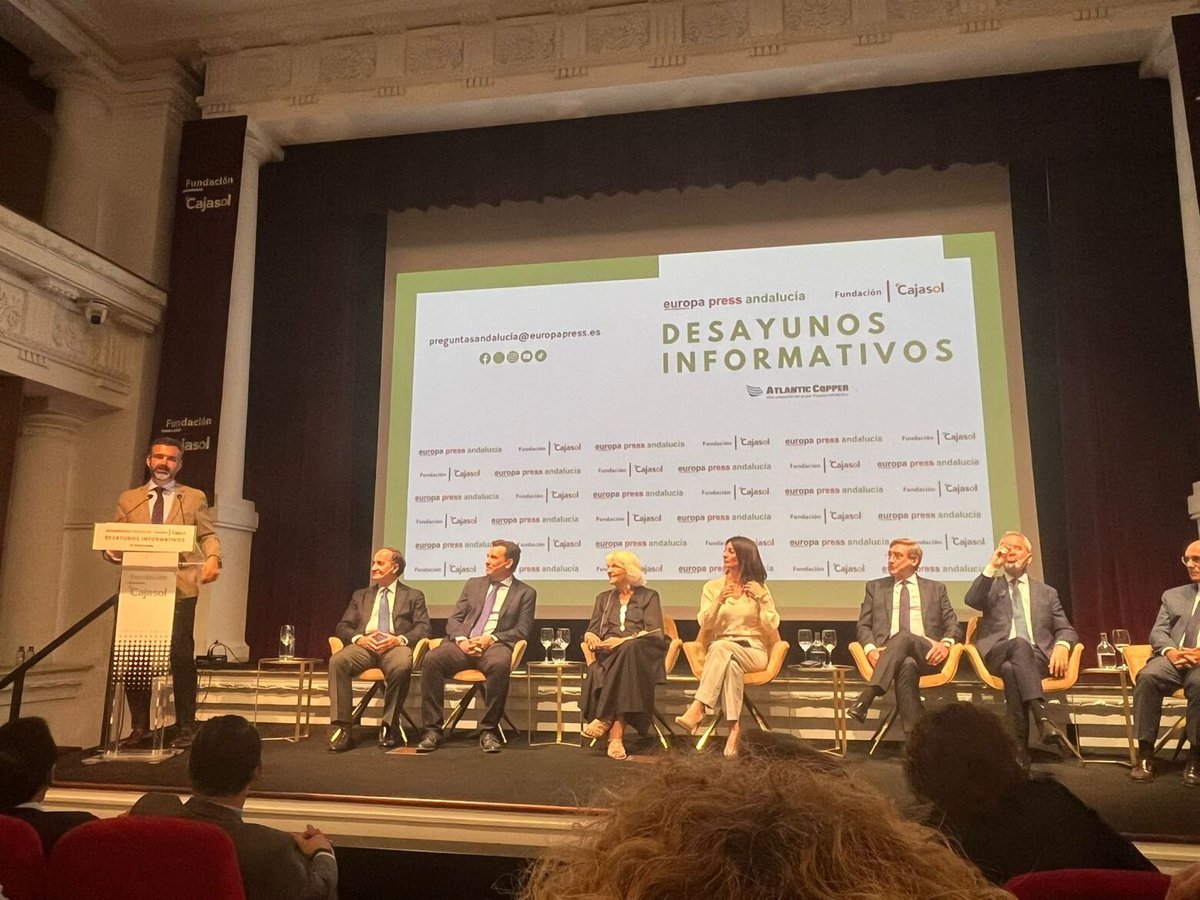 📣 #Actualidad | José Manuel Flores, presidente de #COAATSEVILLA, ha participado en el desayuno informativo de @europapress: 'La economía andaluza desde sus puertos' en @Cajasol. 

 #EconomíaAndaluza #PuertosAndaluces