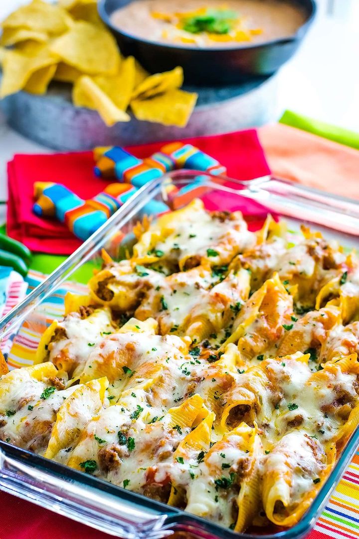 soulfullymade_'s tweet image. RECIPE HERE ☑️ soulfullymade.com/mexican-stuffe…
Mexican Stuffed Shells - An amazing twist on traditional Italian stuffed shells! Add all the makings of a ground beef taco filling and stuff jumbo pasta shells for an easy delicious anytime family meal! 💃🏻🍴

#soulfullymade #stuffedshells