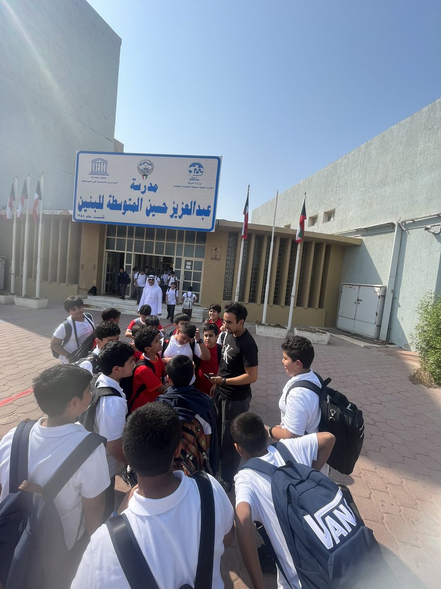 SalehAlmouli's tweet photo. اليوم و أثناء خروج أبنائي من مدرسة عبدالعزيز حسين المتوسطة بنين في منطقة العاصمة التعليمية
أستوقفني هذا المنظر
و هو ألتفاف الطلبة و حزنهم الشديد على أنتقال معلمهم الأستاذ / إبراهيم الطبطبائي

@MOEKUWAIT 

معالي وزير التربية د.عادل المانع أجبر بخاطر أبنائك بعودة هذا المعلم لهم https://t.co/3lAwWLaicg