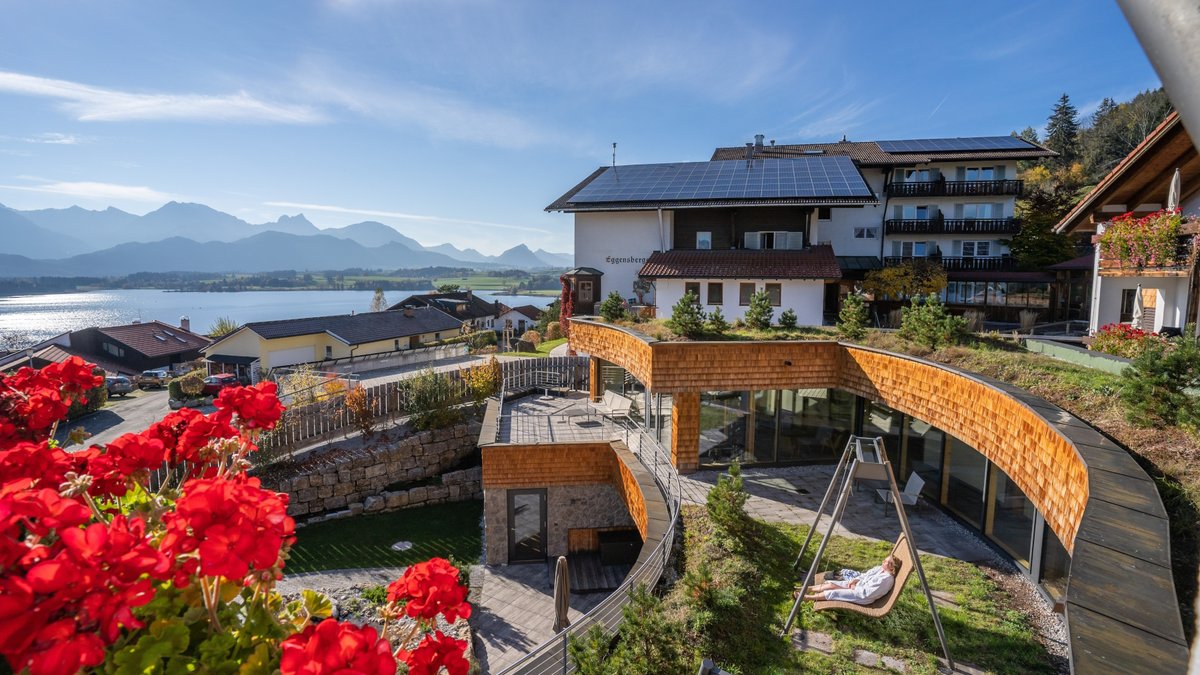 Beim #Gewinnspiel im Okt. verlosen wir 2 ÜN für 2 P im klimapositiven #Biohotel #Eggensberger in Hopfen am #See, #Allgäu – #Auszeit zum Auftanken in Sonnenlage über dem #Hopfensee. Teilnahme: wirsindanderswo.de/gewinnen☀️#nachhaltigreisen #anderswo #wirsindanderswo #nachhaltigkeit