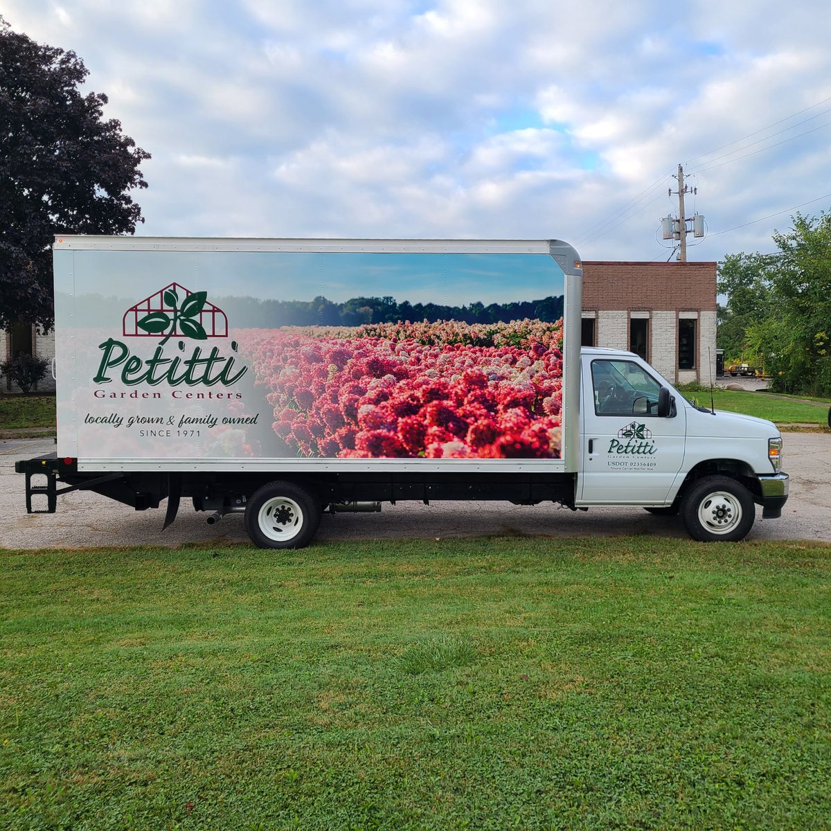 VMSgraphics's tweet image. Check out @Petittis and their awesome box truck wrap! Advertising your business with custom wraps is a smart move. It's a unique way to maximize exposure, engage consumers, and boost profitability.
hubs.ly/Q023fDj70

#WrappedWednesday #TruckWraps #CustomDesigns