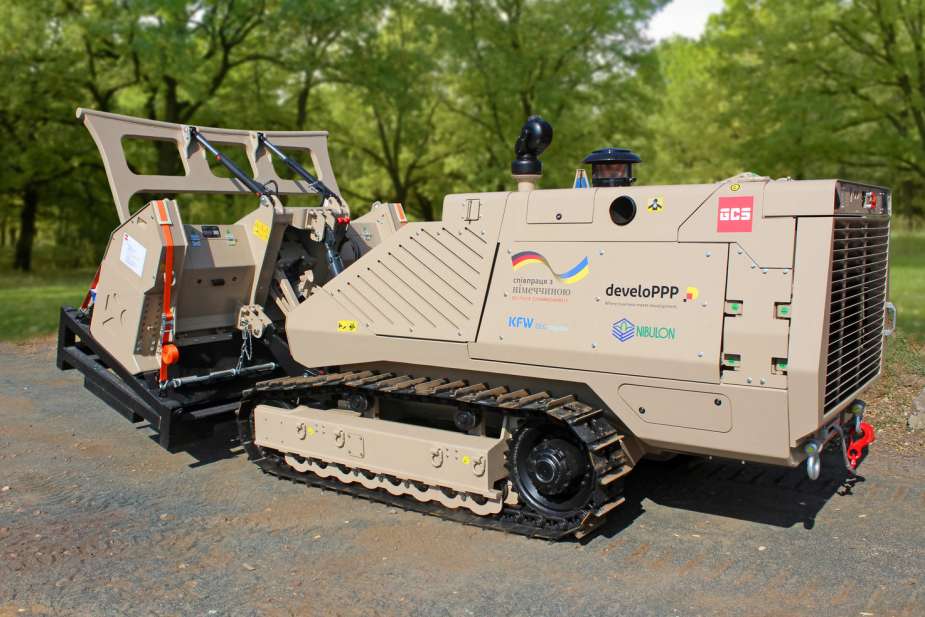 ArmyRecognition's tweet image. Ukrainian company #Nibulon receives first #GCS200 #demining vehicle from Swiss company #GlobalClearanceSolutions AG
armyrecognition.com/ukraine_-_russ…