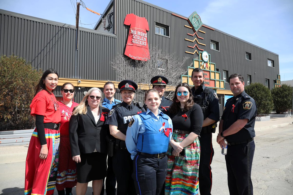 SudburyPolice's tweet photo. The violence experienced by Indigenous women, girls and gender diverse people is a national tragedy. Today and every day, we stand in solidarity with Indigenous community members and remain committed to taking action. Learn more: https://t.co/0dNqDxzfGK

#MMIWG2S #SistersInSpirit https://t.co/slUf85ZxTw