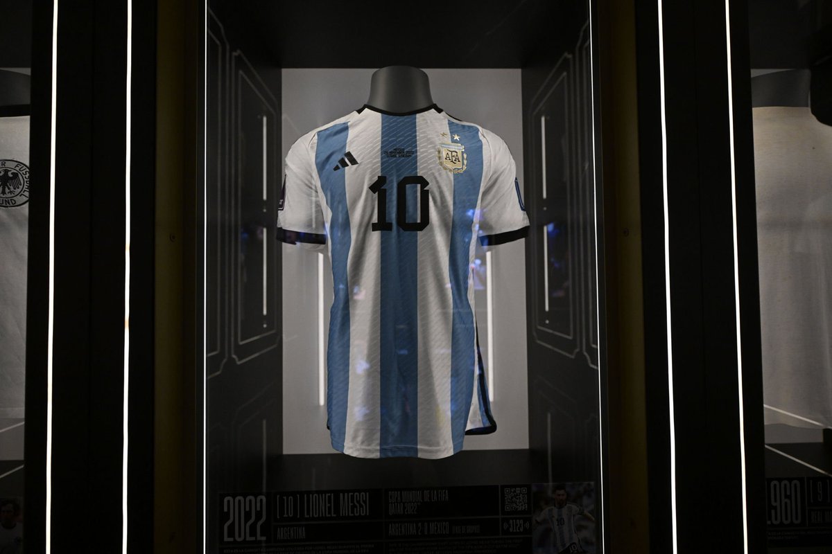 👕 قميص الأسطورة ليو ميسي الخاص بمباراة المكسيك في كأس العالم 2022 يزيّن متحف الأساطير في مدريد.