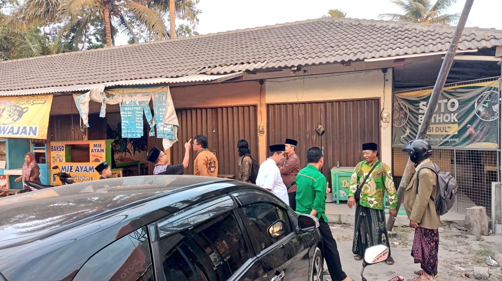 mideomoto's tweet photo. Orientasi lapangan,team @pcnukabmagelang bersama team mwcnu salam,dari 5 titik yg diajukan di sepakati yg terbaik di pasar salak gremeng depan pom bensin semen. Semoga berkah. #numagelang #salam #magelang https://t.co/vAeqBRqOot